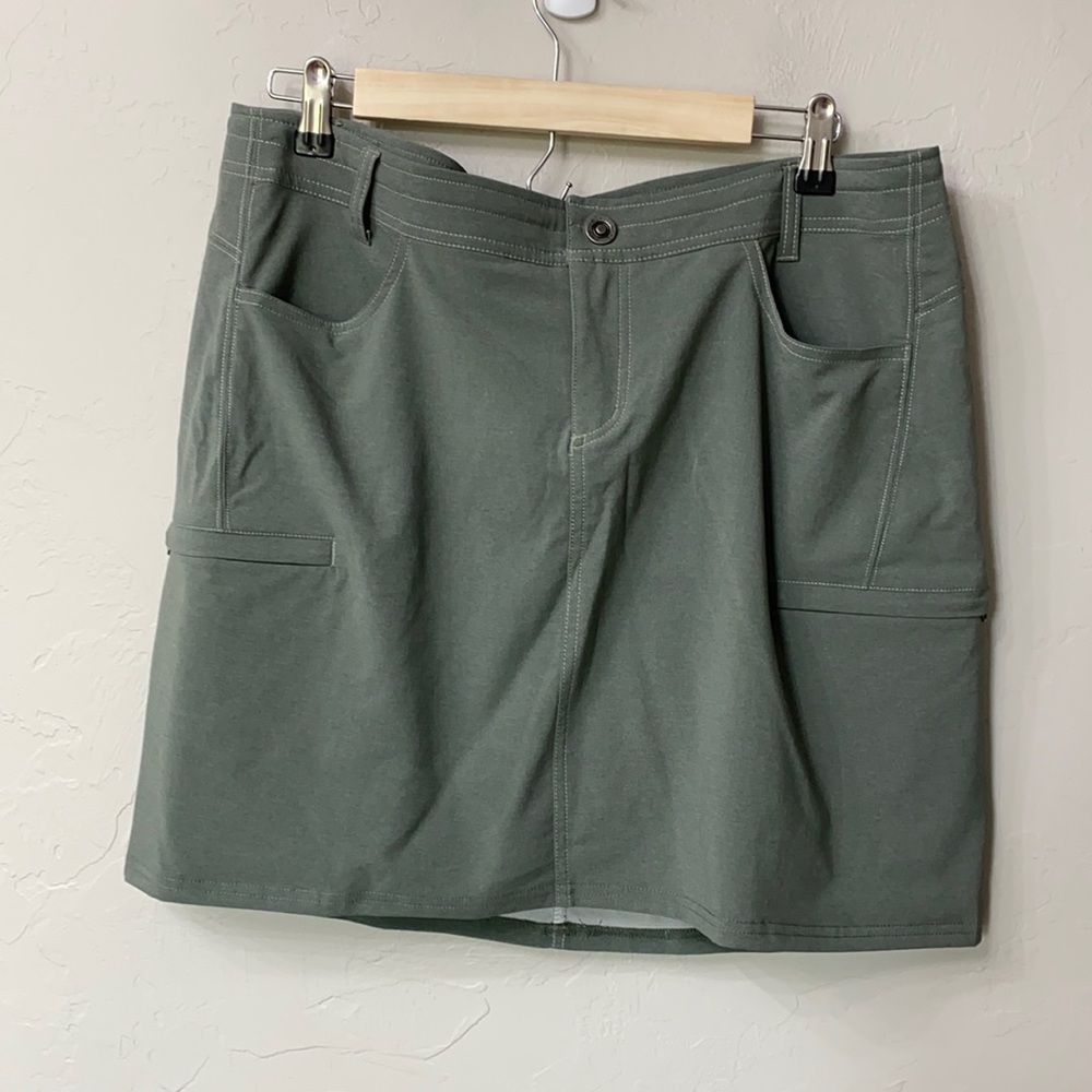 Kuhl green cargo skort size 12